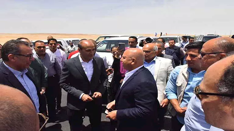 لحظة ارتباك في جولة وزارية بأسيوط.. ماذا حدث أمام كامل الوزير؟ (فيديو