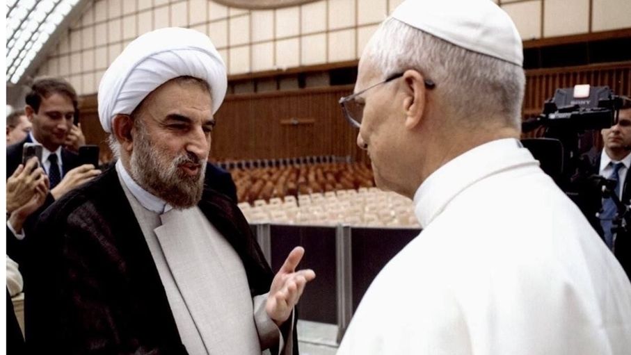 البابا ليو الرابع عشر يقلد سفير إيران أرفع وسام في الفاتيكان