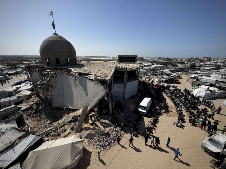 أول صلاة جمعة في رمضان بين أنقاض مساجد دمرتها إسرائيل في غزة