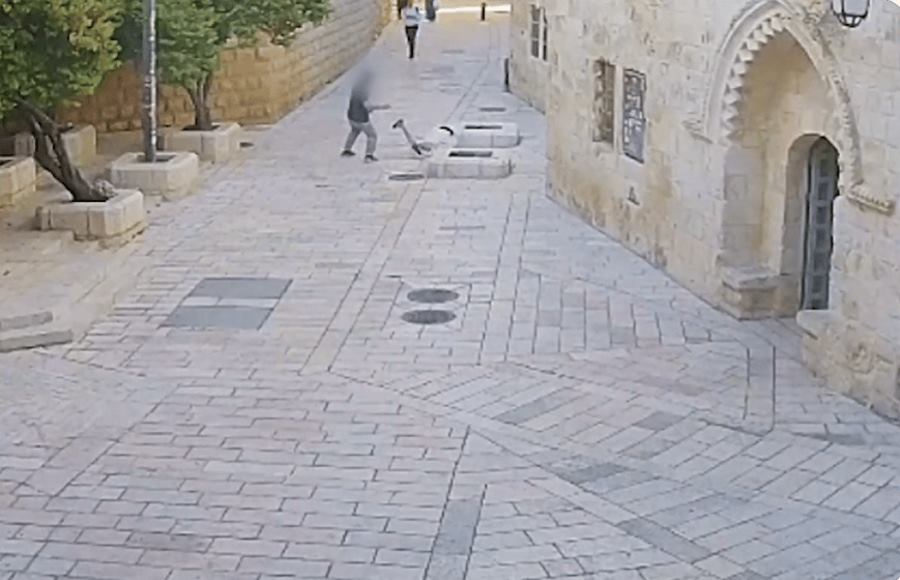 سفير إسرائيلي سابق يصف الاعتداء على الراهبة الفرنسية في القدس المحتلة بأنه “إرهاب يهودي”