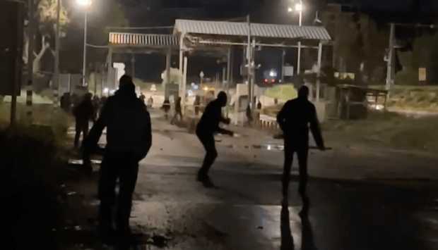 مستوطنون يهاجمون مركبات فلسطينيين شمال شرق رام الله