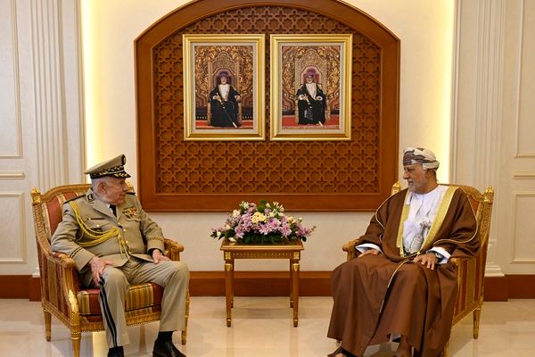 نائب رئيس الوزراء لشؤون الدفاع يستقبل مسؤولاً عسكريًّا جزائريًّا