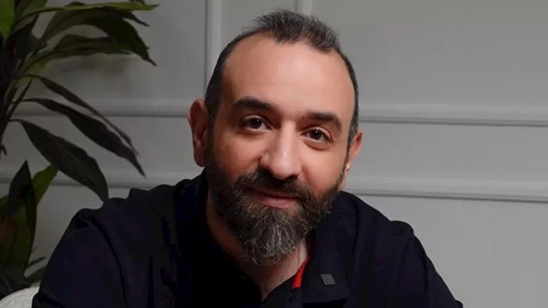 المخرج عمرو سلامة ينتقد غياب آلية دقيقة لقياس المشاهدات التليفزيونية