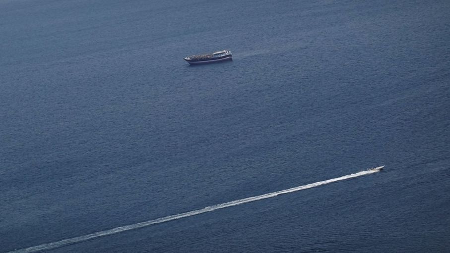 الحرس الثوري الإيراني يعلن استهداف ناقلة في الخليج ترفع علم جز...
