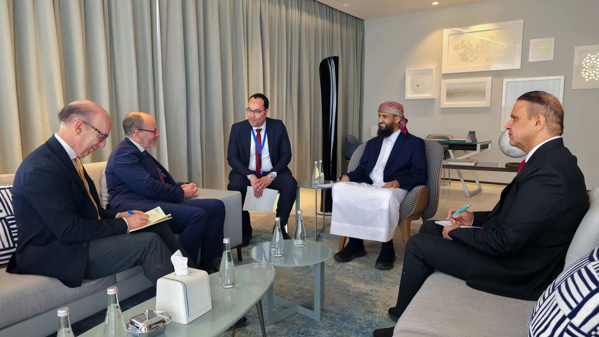 عضو مجلس القيادة المحرّمي يلتقي بوفد دبلوماسي إسباني رفيع المستوى