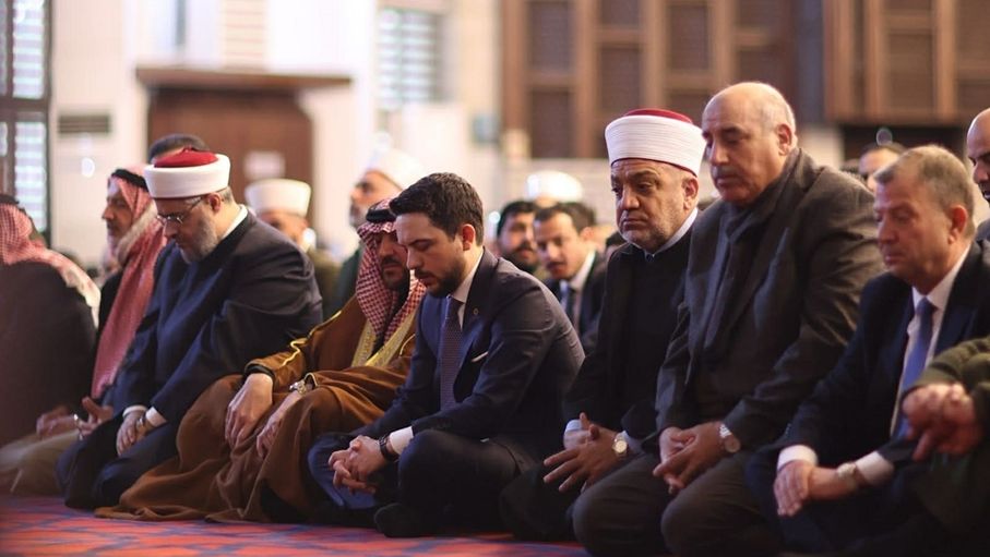 ولي العهد يؤدي صلاة الجمعة في مسجد الشهيد الملك المؤسس...