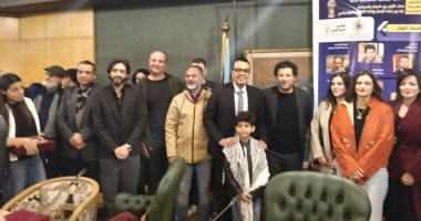صورة تذكارية تجمع فريق عمل صحاب الأرض بنقابه الصحفيين