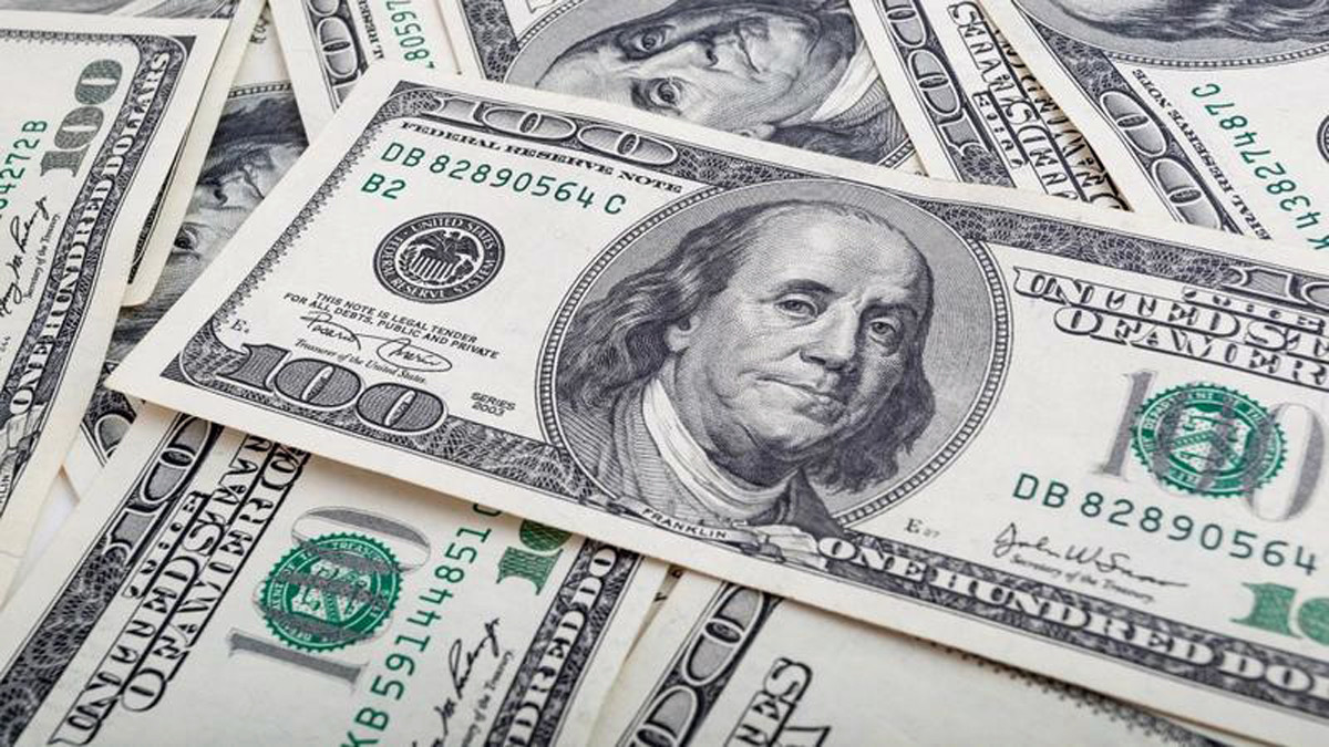 الدولار يرتفع اليوم لكنه يتجه لخسائر أسبوعية وسط تقلبات الأسواق العالمية