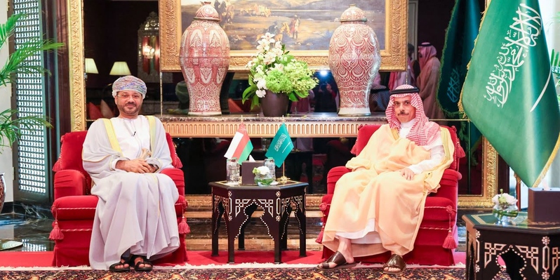 وزير الخارجية ونظيره السعودي يؤكدان متانة العلاقات والتعاون المشترك في المنامة