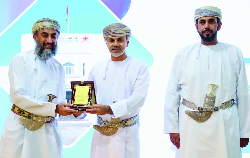 محافظة البريمي تحتفي بتخريج 75 باحثًا عن عمل ضمن الدفعة الثالثة من مبادرة "إرادة"