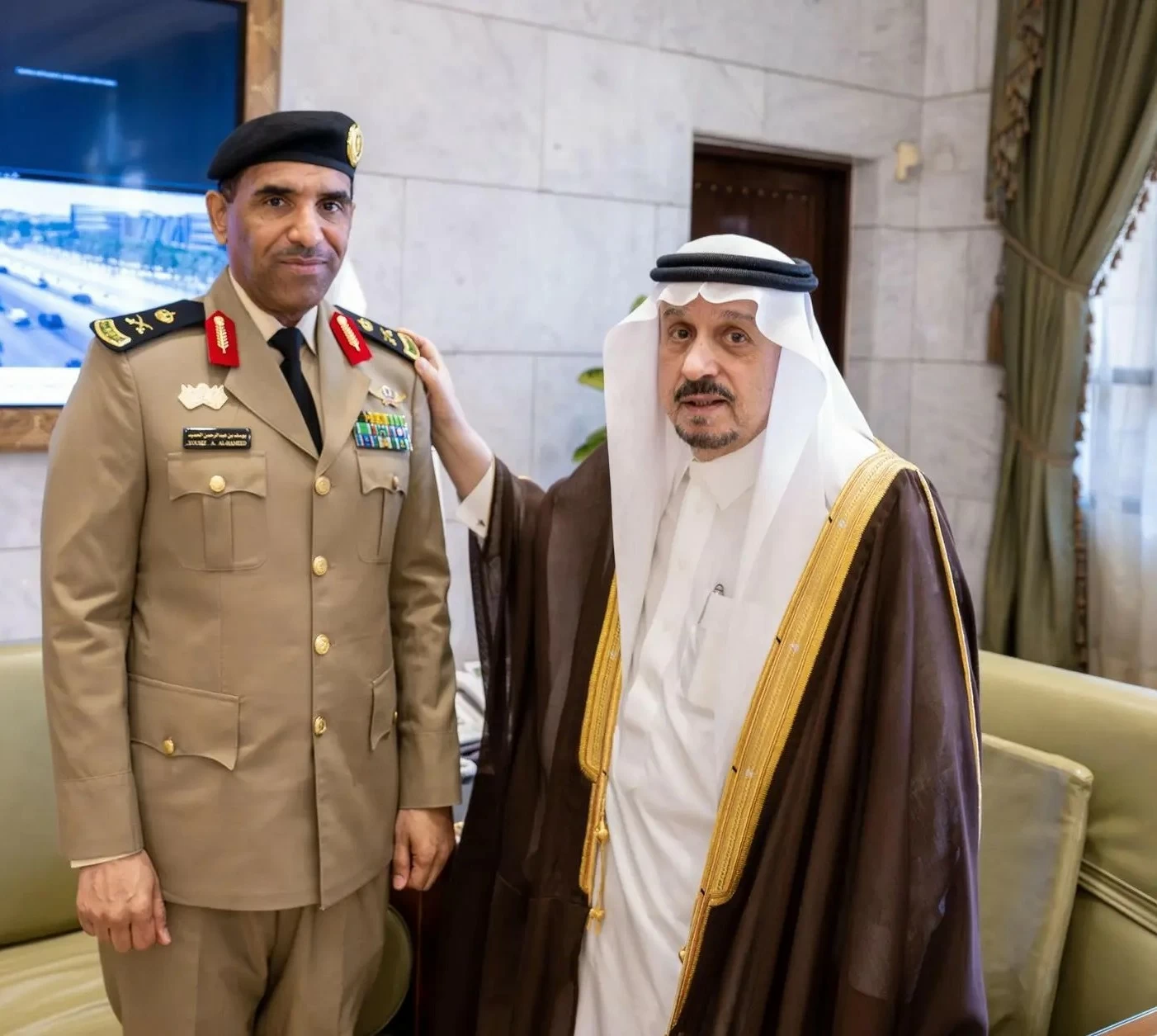 أمير الرياض يقلد قائد قوات أمن المنشآت بالمنطقة رتبته الجديدة