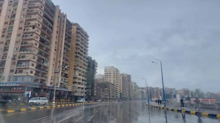 أمطار وبرودة.. موجة من الطقس السيئ تضرب الإسكندرية- صور