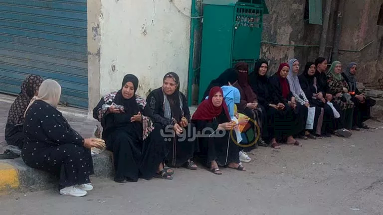 أولياء الأمور ينتظرون أبناءهم خلال امتحانات الإعدادية