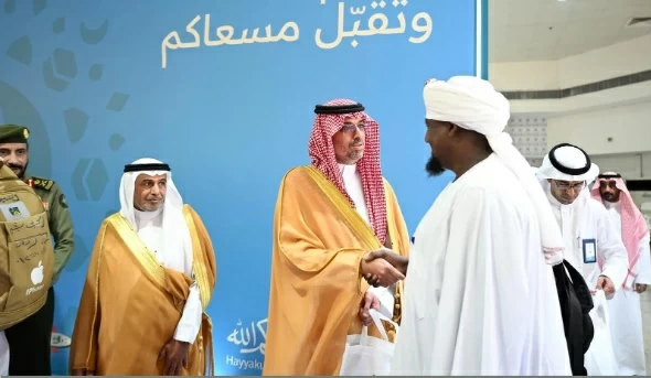 محافظ جدة يستقبل أولى رحلات الحجاج القادمين بحراً من السودان - أخبار السعودية