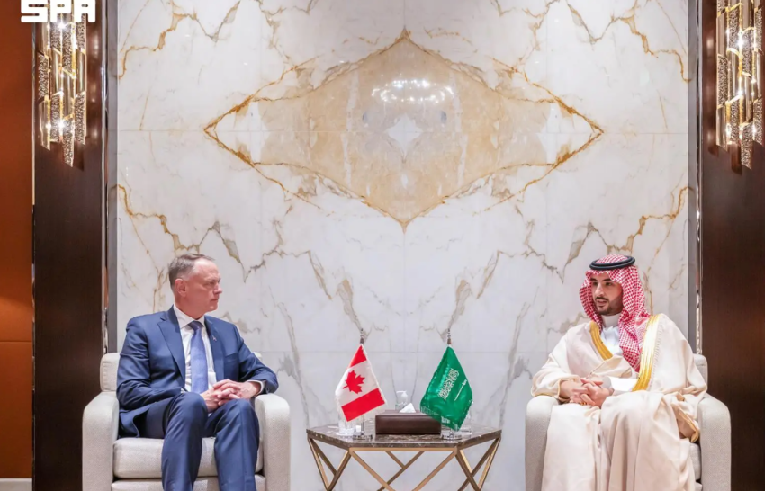 وزير الدفاع يلتقي وزير الدفاع الوطني الكندي ويبحثان التعاون الثنائي بين البلدين الصديقين في المجال العسكري والدفاعي