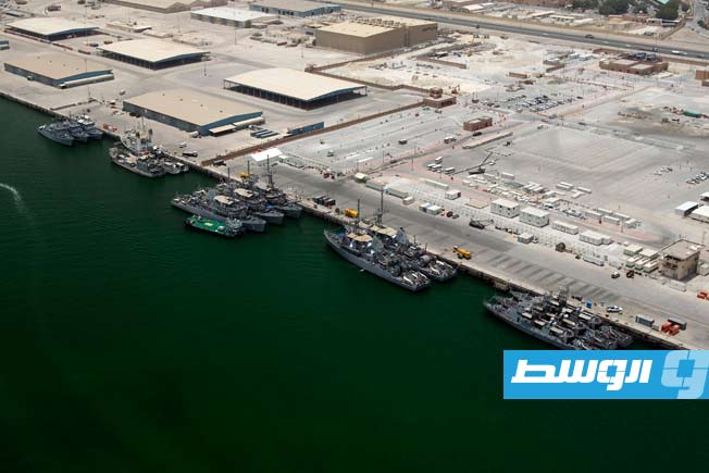 إصابة سفينة في ميناء البحرين بقذيفتين مجهولتين