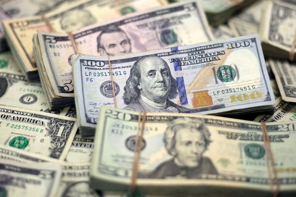 الدولار يتجه لتحقيق مكاسب أسبوعية