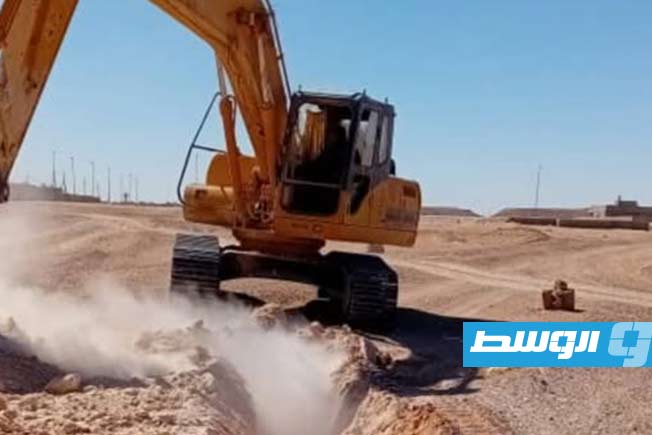 «الحكم المحلي»: استمرار العمل في مد خط مياه بـ«درج» وصيانة مبانٍ إدارية في الزنتان وبني وليد