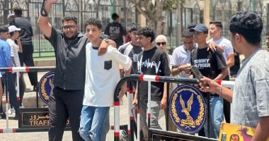 رفع "العكاز".. فرحة طالب ثانوية فى بورسعيد بعد انتهاء أول امتحان