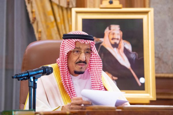 خادم الحرمين يهنئ بعيد الأضحى ويؤكد الاعتزاز بخدمة ورعاية الحجاج