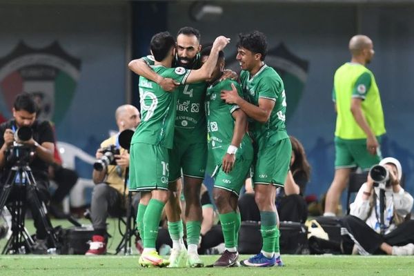 العربي يهزم الكويت بثلاثية ويتوج بلقب كأس سمو ولي العهد