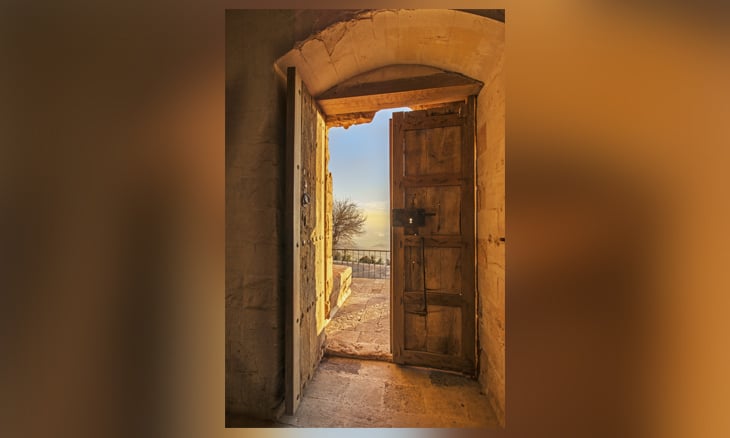 موارباً للضوء