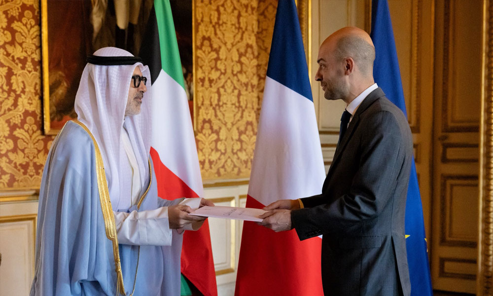 سمو أمير البلاد يبعث رسالة خطية إلى الرئيس الفرنسي سلمها وزير الخارجية