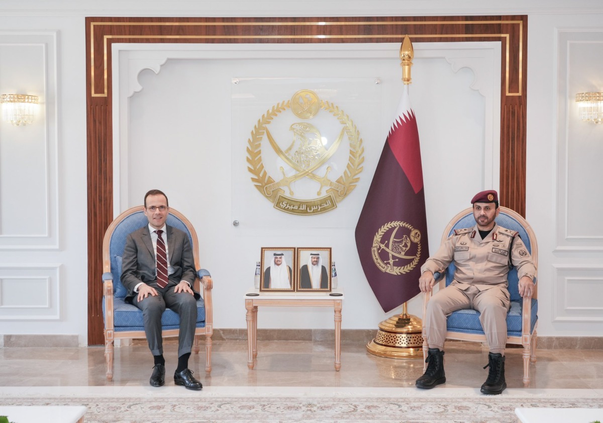 ‫ قائد الحرس الأميري يجتمع مع السفير الفرنسي