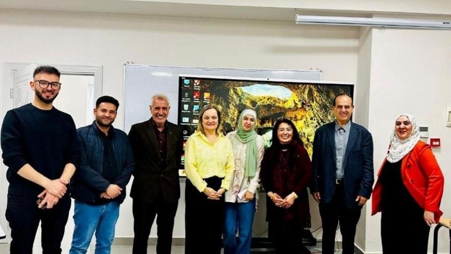 الآداب والعلوم في عمّان الأهلية تنظم ورشة حول التعليم الذكي “HiTeach5”