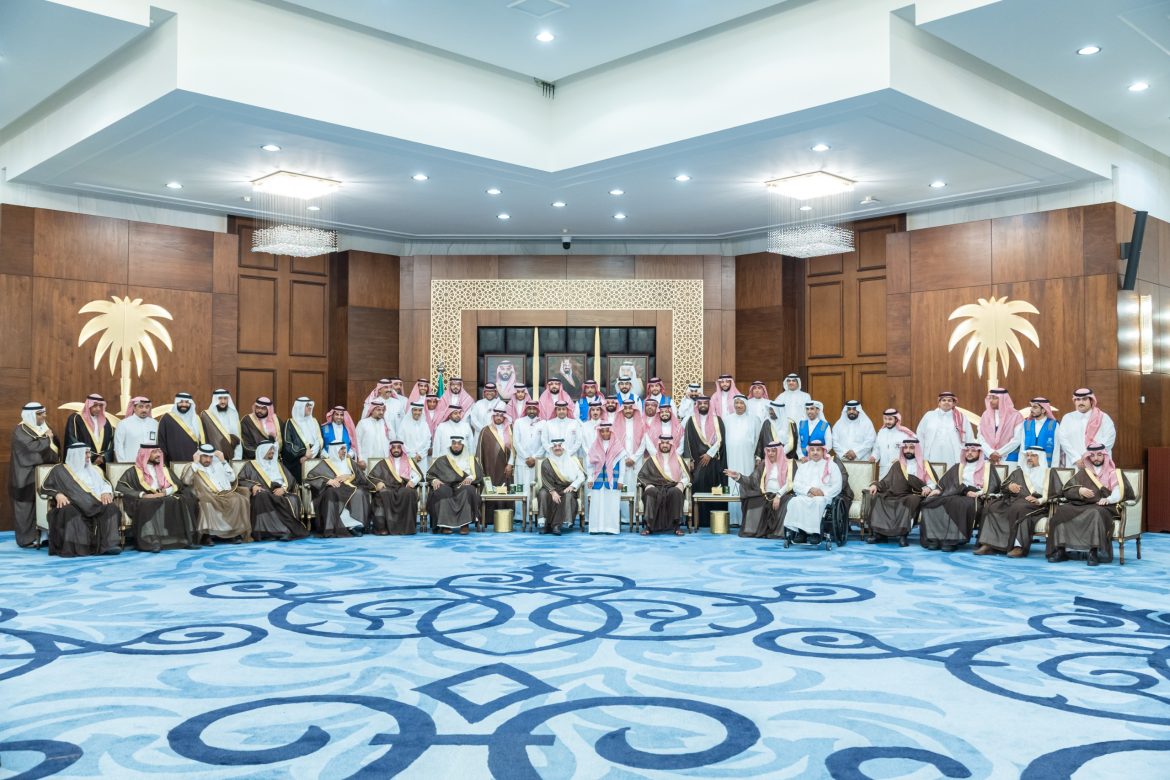 أمير الشرقية يستقبل منسوبي جمعية سند للمسؤولية الاجتماعية ويثمّن جهود متطوعيها في خدمة ضيوف الرحمن