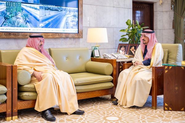 أمير الرياض يستقبل الدكتور فيصل السديري