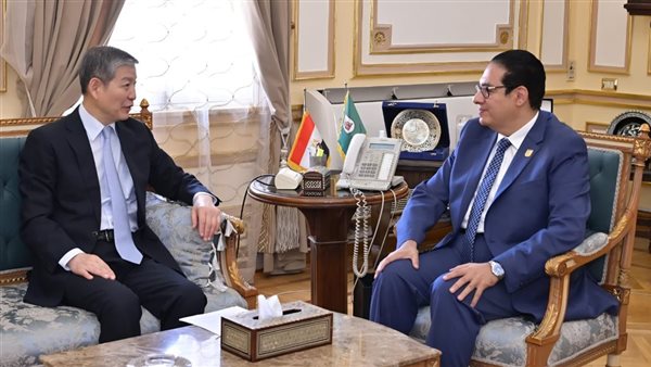 رئيس جامعة القاهرة يبحث مع السفير الصيني بالقاهرة تعزيز الشراكات الأكاديمية والبحثية