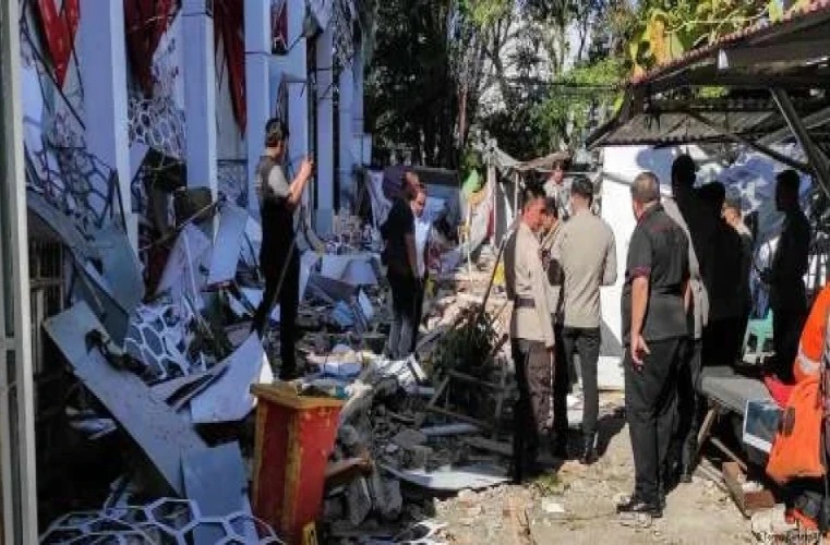 زلزال مدمر يضرب إندونيسيا بقوة 7.4 درجات.. إنذار تسونامي واسع قبل احتوائه