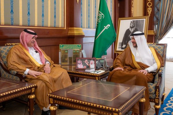 نائب أمير المدينة يستعرض شراكات أرامكو لدعم التنمية