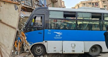 اصطدام أتوبيس بمدخل محل كوافير أسفل عقار بمنشأة ناصر