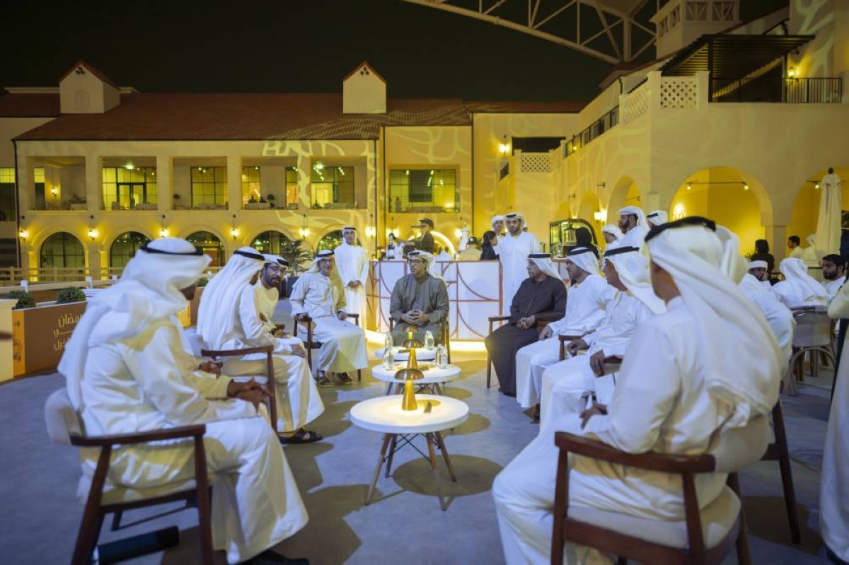 منصور بن زايد يزور ساحة الخيل في نادي أبوظبي للفروسية