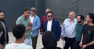 رئيس المهرجان القومي للمسرح يتابع استعدادات عرض "فتاة المترو"