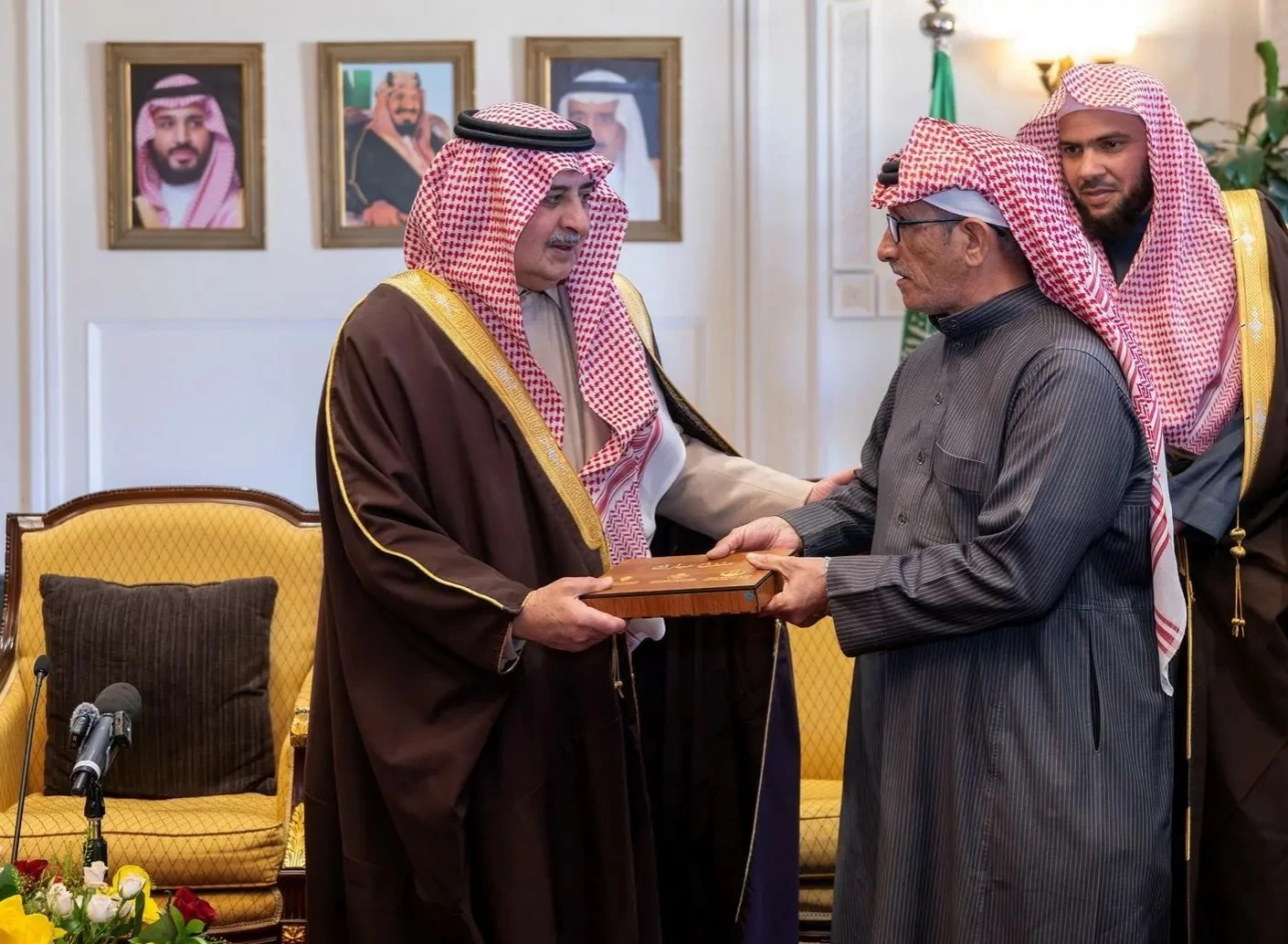 أمير تبوك يسلّم وثائق تملّك الوحدات السكنية للمستفيدين من تبرّع ولي العهد