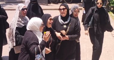 انهيار شقيقة الفنان أحمد حلمى خلال نقل جثمان والدتهما لأداء صلاة الجنازة