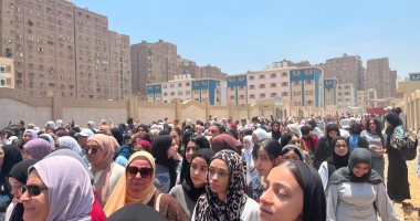 اللغة العربية تفتتح امتحانات المواد الأساسية للثانوية العامة.. توافد آلاف الطلاب على لجان الجيزة.. رقابة مشددة لمواجهة الغش.. غرف العمليات تتابع سير الامتحان.. وأولياء الأمور يترقبون أبناءهم خارج اللج