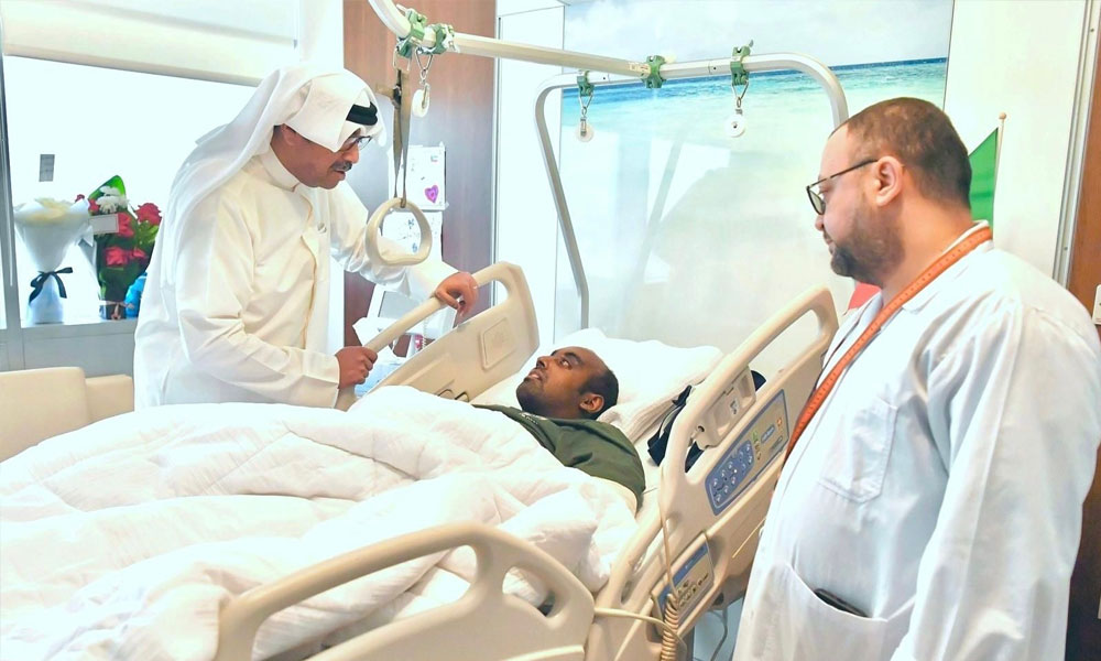 وزير الدفاع يطمئن على الحالة الصحية لأحد المصابين في مستشفى الجهراء