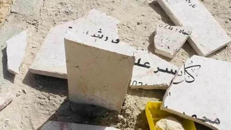 تحطيم شواهد القبور في مقبرة وادي عبيان