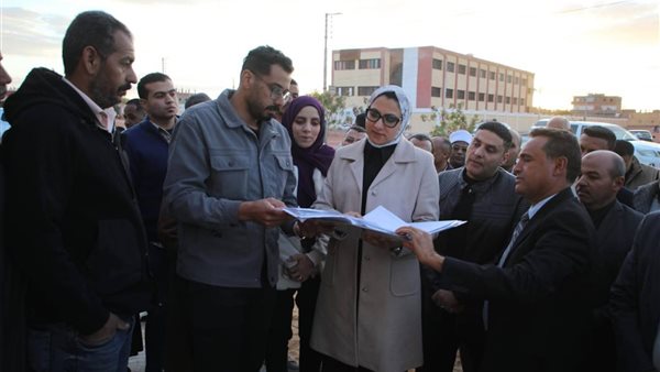 تمهيدًا للافتتاح، محافظ الوادي الجديد تتفقد "المجمع الحرفي" بقرية مرزوق بمركز بلاط