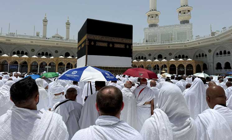 السعودية تدعو الحجاج لتجنب أشعة الشمس المرتفعة