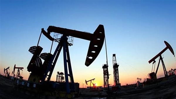انخفاض العقود الآجلة لخام برنت 0.5 % لتصل إلى 76.71 دولار للبرميل بعد عبور الناقلات هرمز