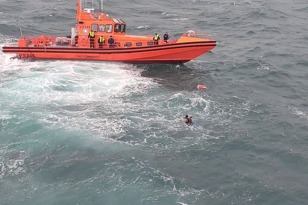 القوات البحرية: إنقاذ شخصين إثر انقلاب زورق بعين الترك
