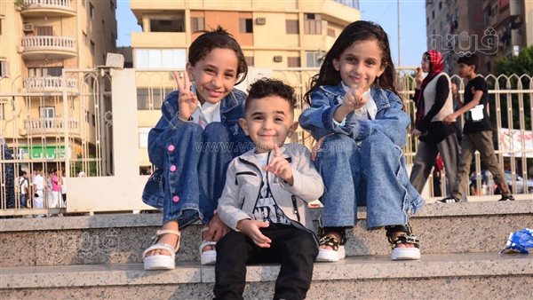 فرحة العيد تلمع في عيون الأطفال بساحة مسجد عمرو بن العاص (صور)