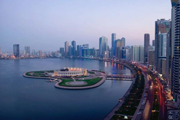 استهداف مبنى لإحدى الشركات بصاروخ باليستي إيراني ف...