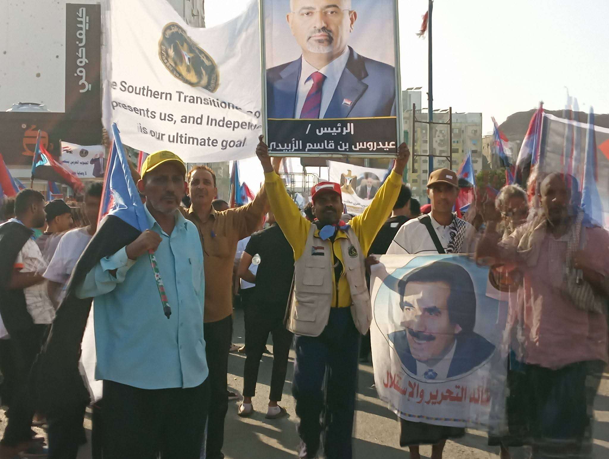 عدن: مسيرة حاشدة تؤكد التفويض للرئيس "الزُبيدي" وتندد بالقمع في حضرموت وشبوة