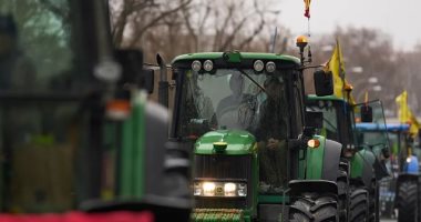 زلزال الجرارات يحاصر مدريد.. آلاف المزارعين ينتفضون ضد ميروكوسور "فيديو"